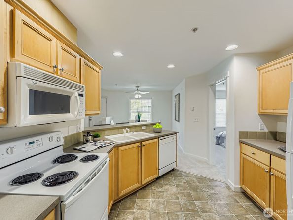 10630 221st Lane NE 204, Redmond WA 98053
