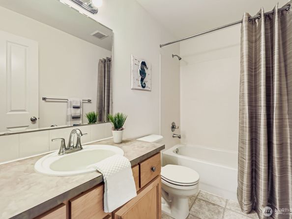 10630 221st Lane NE 204, Redmond WA 98053