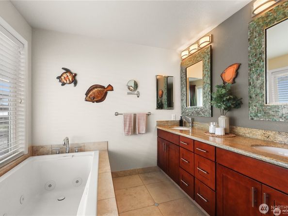 10879 Point Vashon Drive SW, Vashon WA 98070