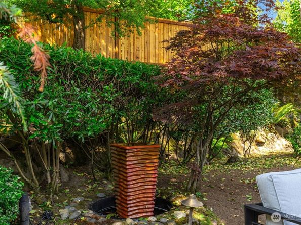 3627 Arapahoe Place W, Seattle WA 98199