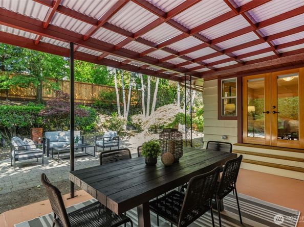3627 Arapahoe Place W, Seattle WA 98199