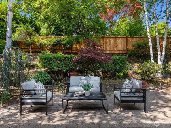 3627 Arapahoe Place W, Seattle WA 98199