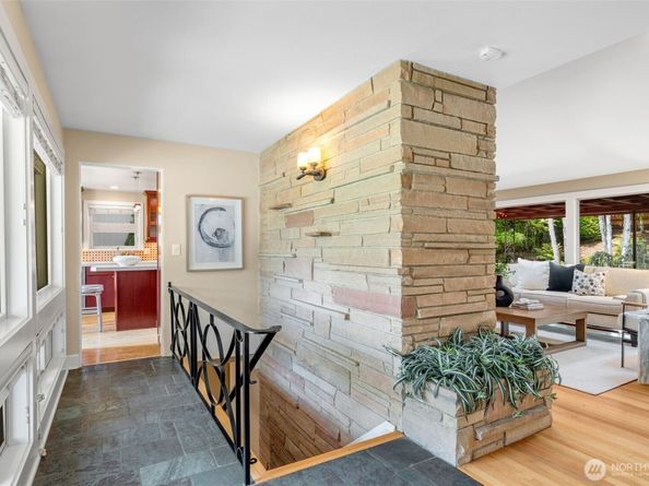 3627 Arapahoe Place W, Seattle WA 98199
