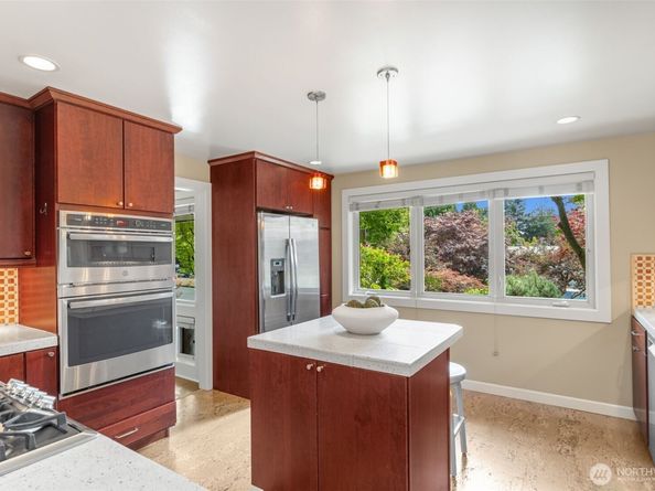 3627 Arapahoe Place W, Seattle WA 98199
