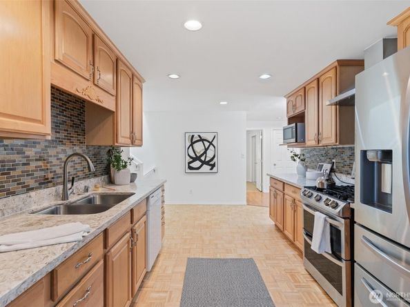 16576 NE 97th Place, Redmond WA 98052