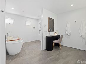 6304 Lakeview Drive, Kirkland WA 98033