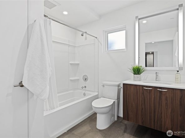 6304 Lakeview Drive, Kirkland WA 98033