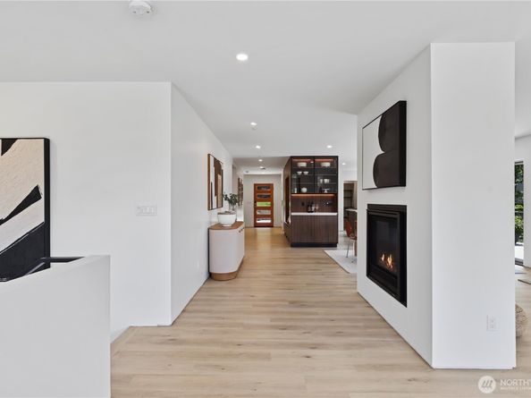 6304 Lakeview Drive, Kirkland WA 98033