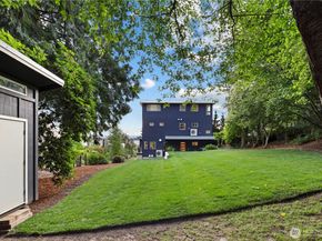 6304 Lakeview Drive, Kirkland WA 98033