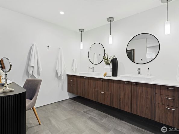 6304 Lakeview Drive, Kirkland WA 98033