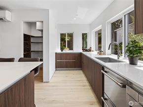 6304 Lakeview Drive, Kirkland WA 98033