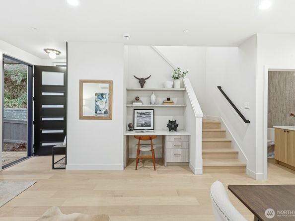 11217 NE 95th Street B, Kirkland WA 98033