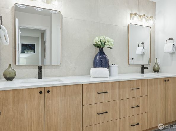 11217 NE 95th Street B, Kirkland WA 98033