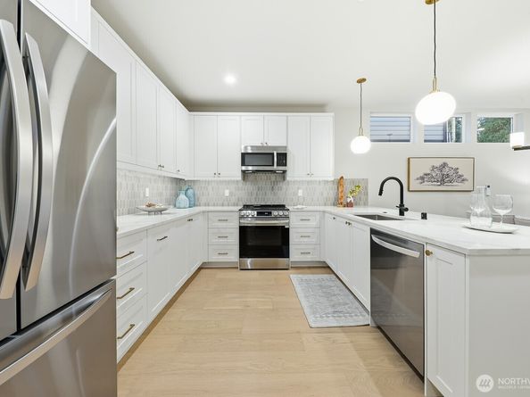 11217 NE 95th Street B, Kirkland WA 98033