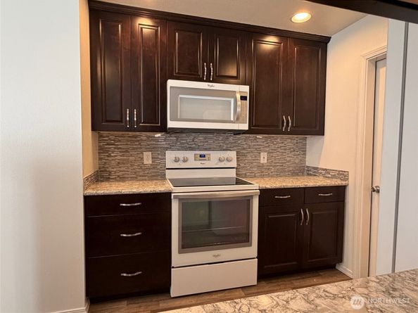 23512 55 Avenue S 16, Kent WA 98032