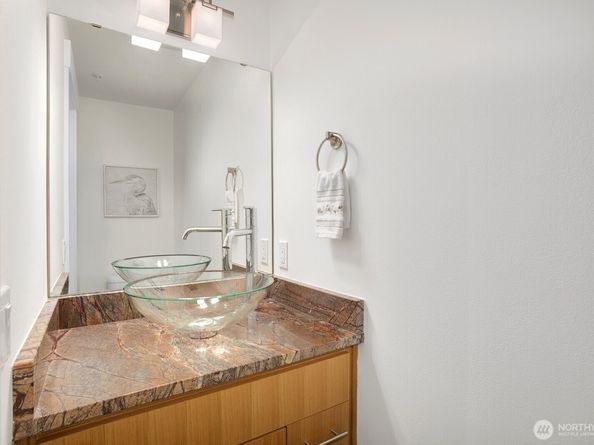 511 100th Avenue NE 111, Bellevue WA 98004