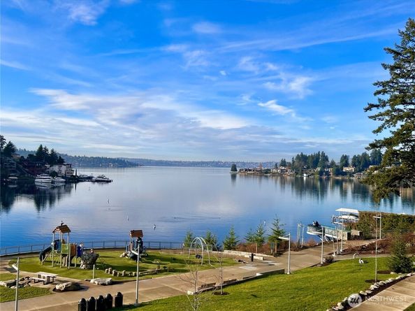 511 100th Avenue NE 111, Bellevue WA 98004