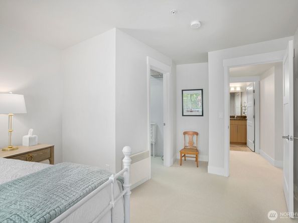 511 100th Avenue NE 111, Bellevue WA 98004