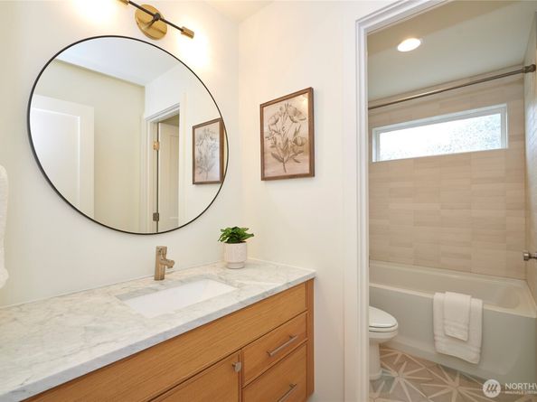 8333 13th Avenue NW B, Seattle WA 98117