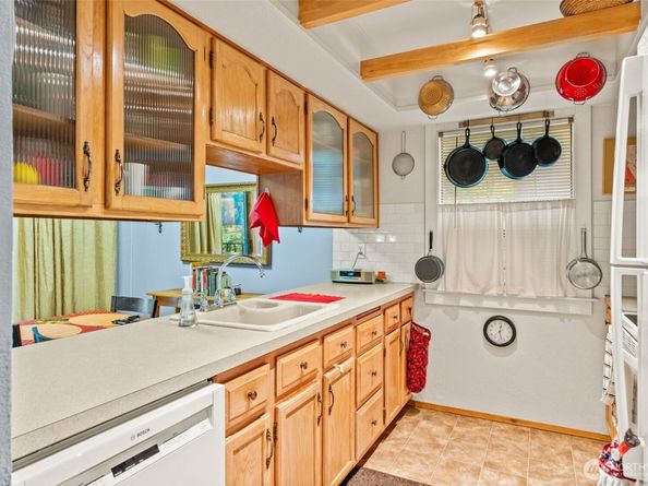 8517 242nd Street SW 402B, Edmonds WA 98026