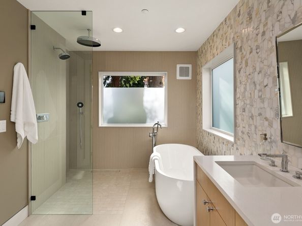 3949 W Barrett Lane, Seattle WA 98199