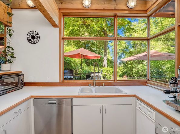 7236 Holly Hill Drive, Mercer Island WA 98040