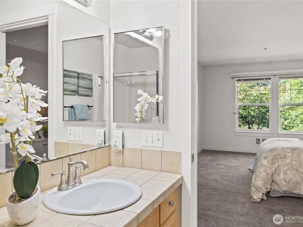 10500 NE 221st Lane 202, Redmond WA 98053