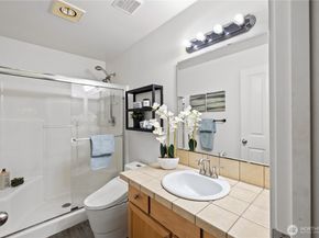 10500 NE 221st Lane 202, Redmond WA 98053