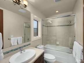 1211 N 42nd Place, Renton WA 98056