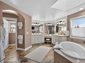 25902 NE 1st Place, Sammamish WA 98074