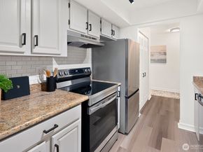 10508 NE 32nd Place G302, Bellevue WA 98004