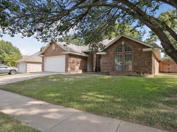 6214  Castle Creek Road , Arlington Texas 76017