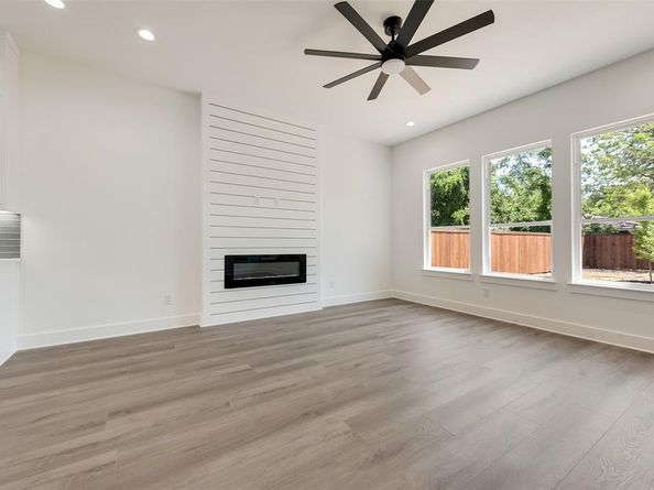1717  Poplar Street , Dallas Texas 75215