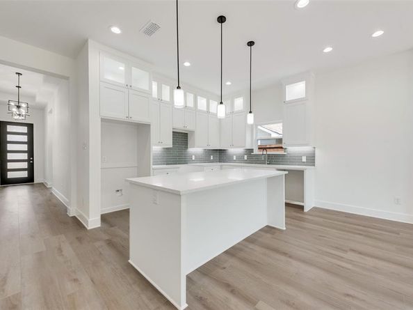 1717  Poplar Street , Dallas Texas 75215