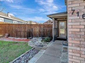 716  River Hill Lane , Fort Worth Texas 76114