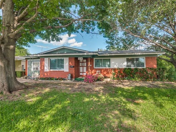 1811  Fairfax Lane , Carrollton Texas 75006