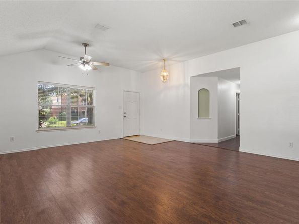 304 E Clover Park Drive , Fort Worth Texas 76140