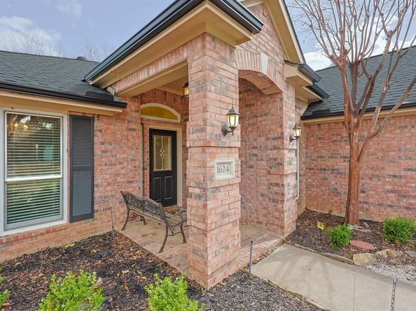 1624  Knoll Ridge Circle , Corinth Texas 76210