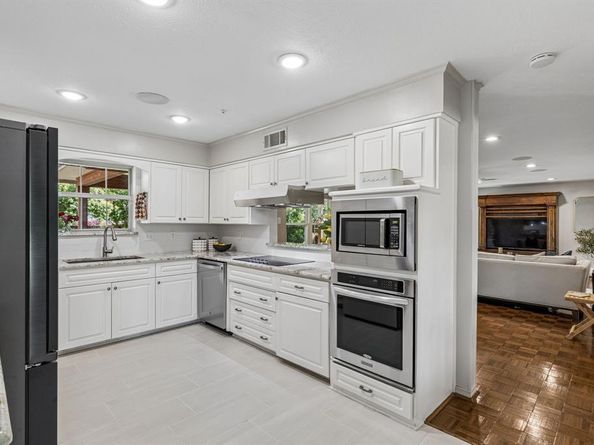 7519  Larchview Drive , Dallas Texas 75254
