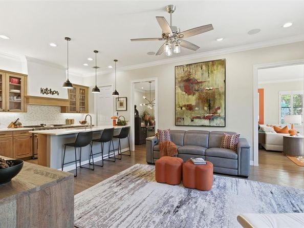 3528 N Versailles Avenue , Dallas Texas 75209