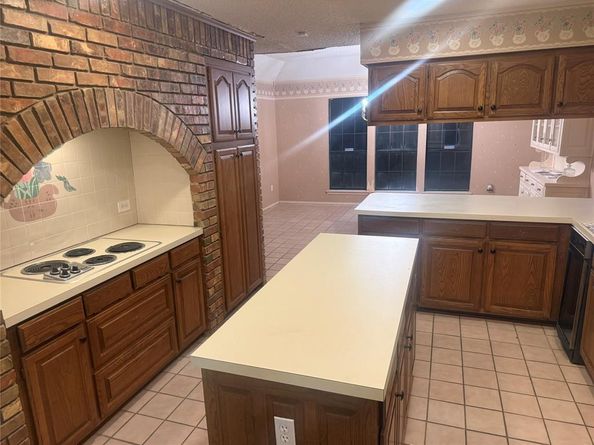 836  Lombardy Court , Fort Worth Texas 76112