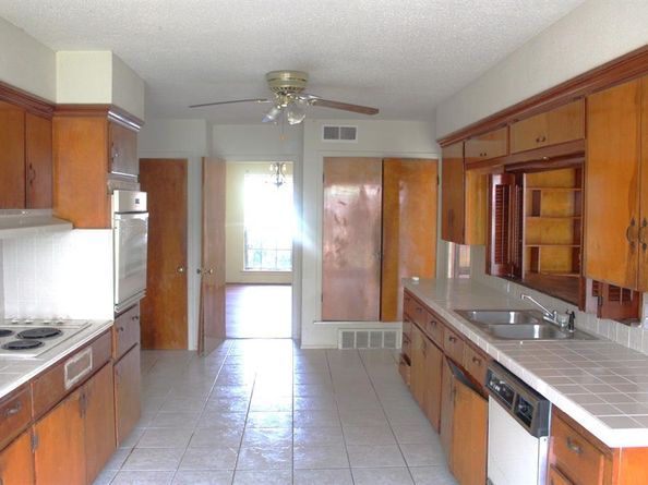 706 W Five Mile Parkway , Dallas Texas 75224