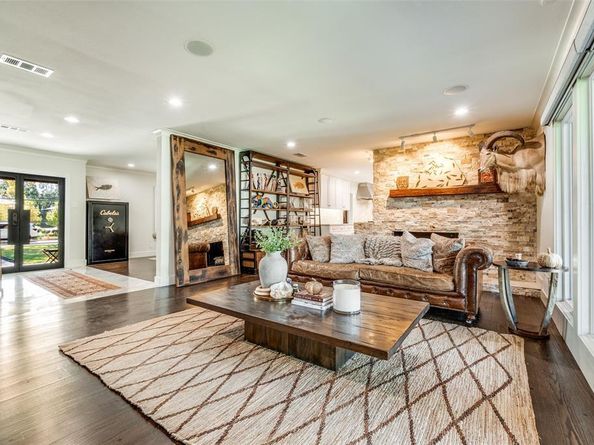 6015  Meadow Crest Drive , Dallas Texas 75230
