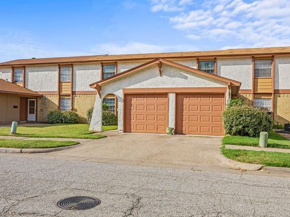 1019  Pleasant Valley Lane , Arlington Texas 76015
