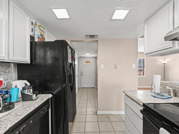 1019  Pleasant Valley Lane , Arlington Texas 76015