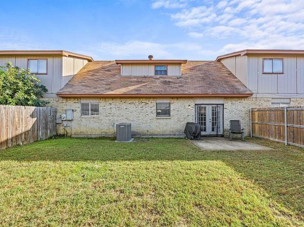 1019  Pleasant Valley Lane , Arlington Texas 76015