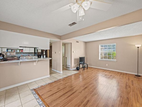 1019  Pleasant Valley Lane , Arlington Texas 76015