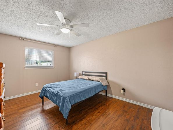 1019  Pleasant Valley Lane , Arlington Texas 76015