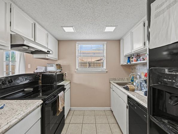 1019  Pleasant Valley Lane , Arlington Texas 76015