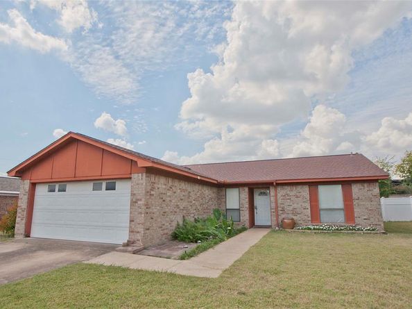808  Arrow Wood Street , Benbrook Texas 76126